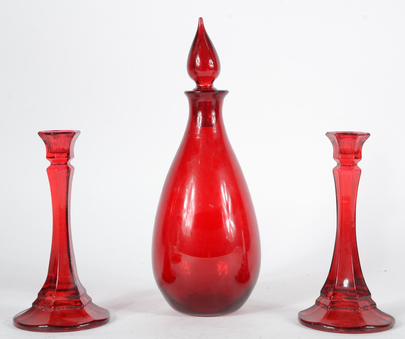 Quatro peças diversas de vidro vermelho, sendo: par de castiçais... - foto 2 de 8