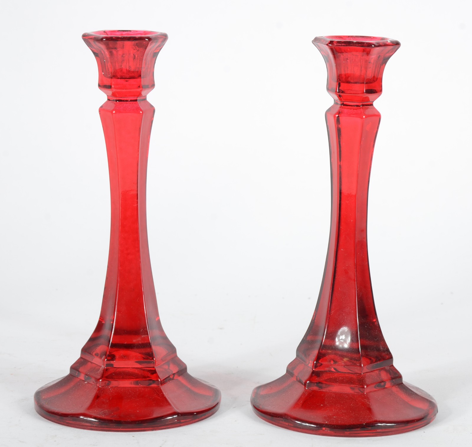 Quatro peças diversas de vidro vermelho, sendo: par de castiçais... - foto 5 de 8
