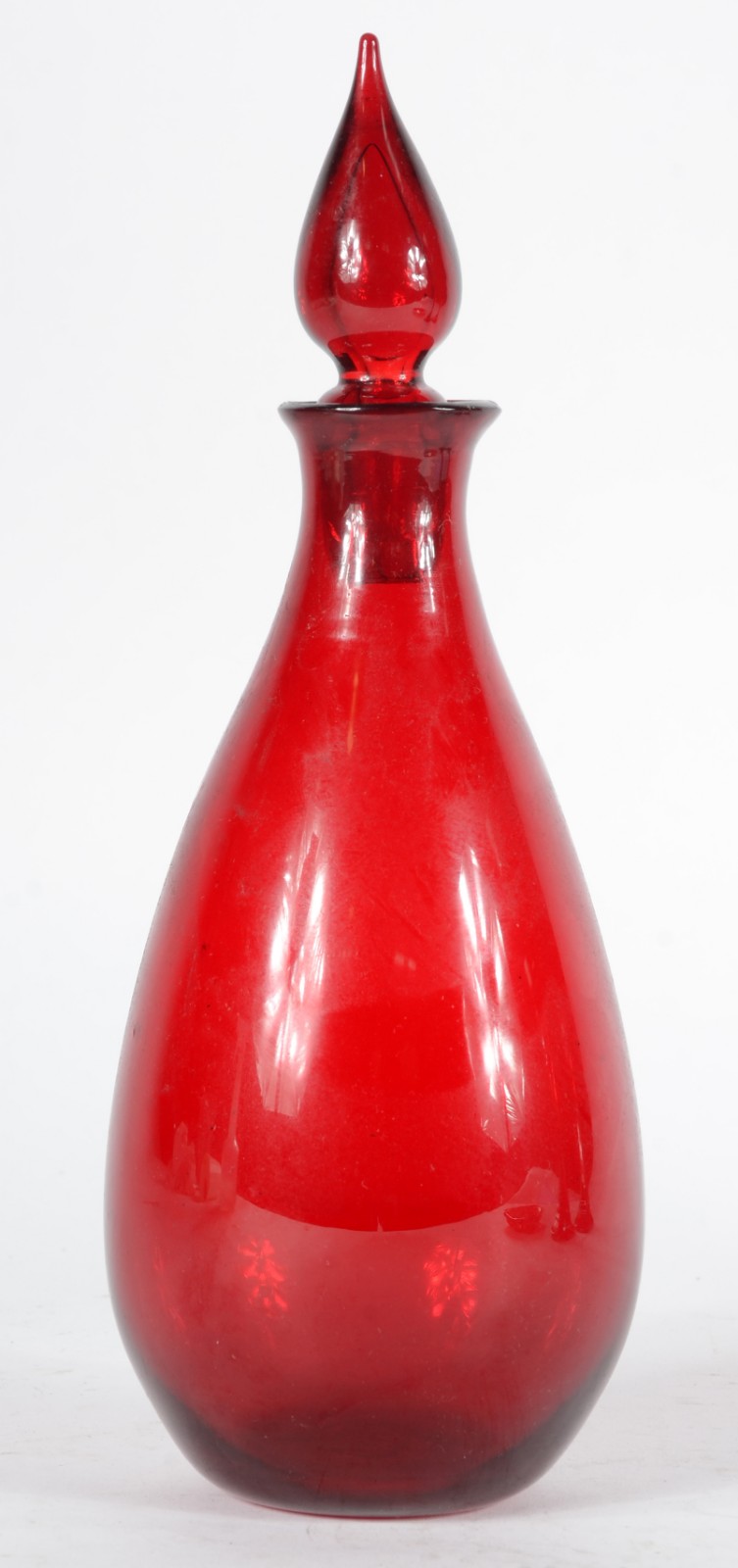 Quatro peças diversas de vidro vermelho, sendo: par de castiçais... - foto 6 de 8