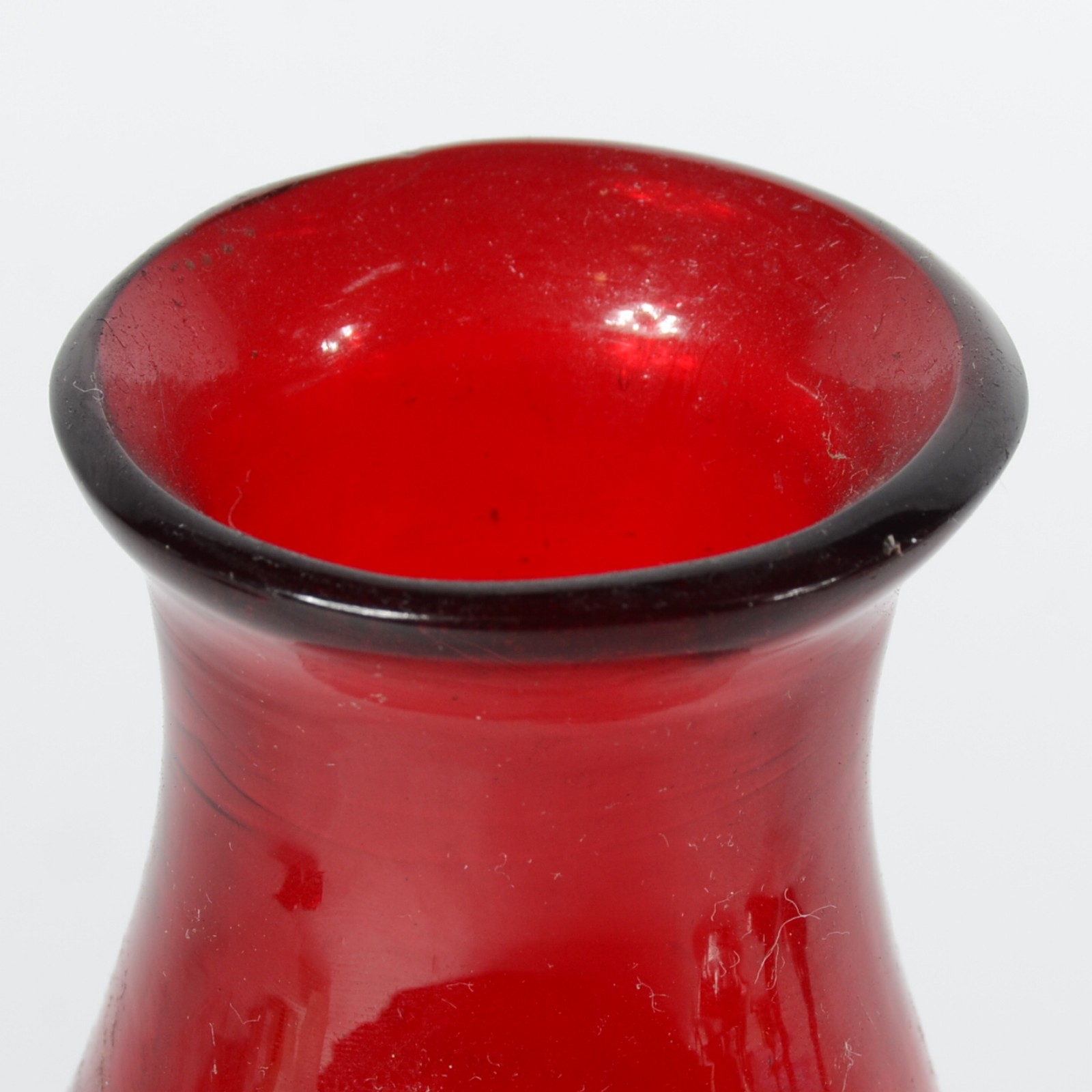 Quatro peças diversas de vidro vermelho, sendo: par de castiçais... - foto 7 de 8