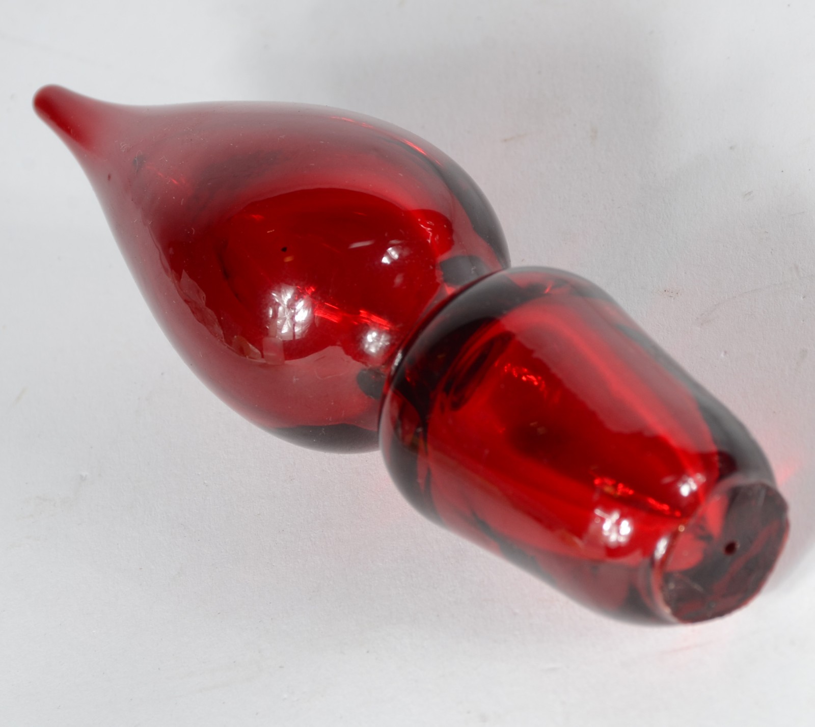 Quatro peças diversas de vidro vermelho, sendo: par de castiçais... - foto 8 de 8