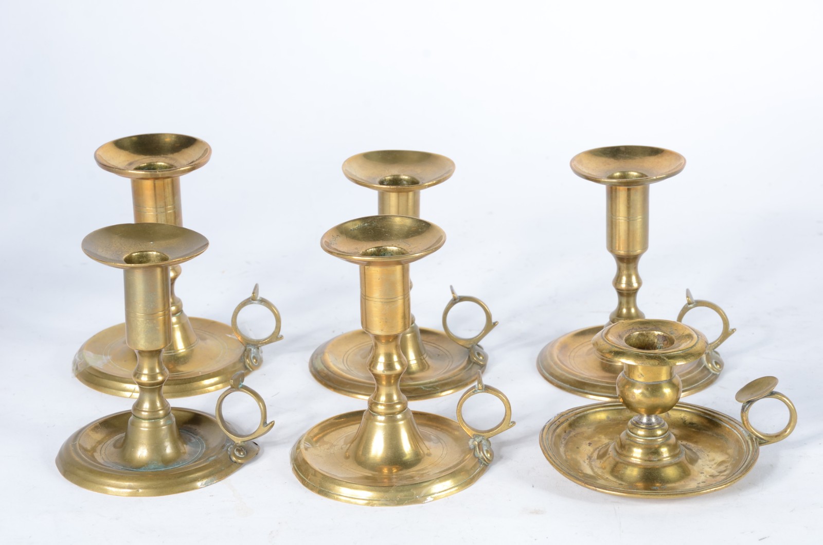 Conjunto com 6 castiçais palmatórias de metal dourado. Pequenos... - foto 1 de 3
