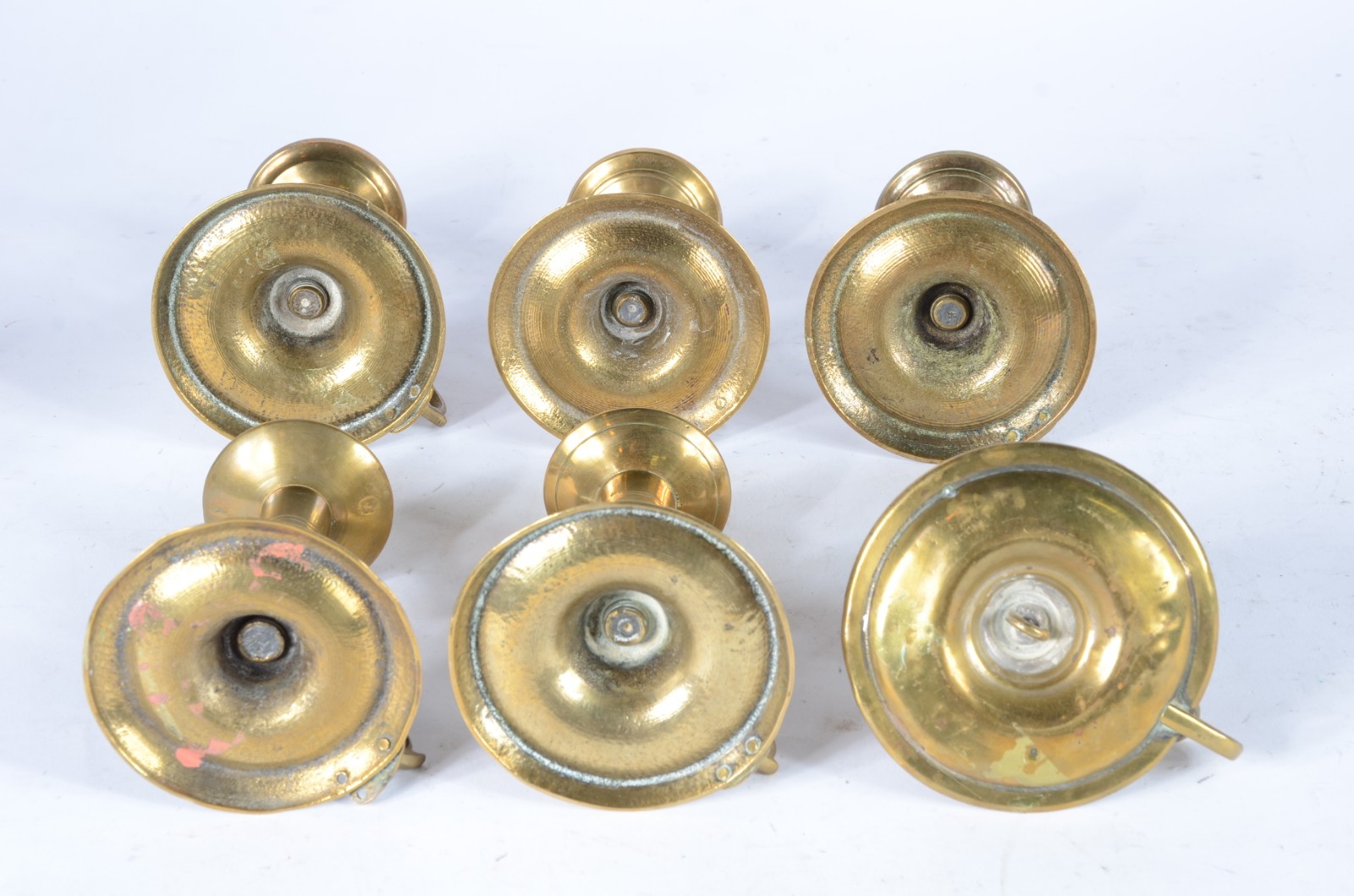 Conjunto com 6 castiçais palmatórias de metal dourado. Pequenos... - foto 3 de 3