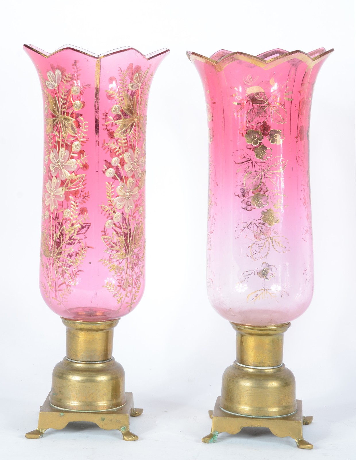 Par de castiçais de metal dourado baixos com mangas de cristal rosa... - foto 1 de 5