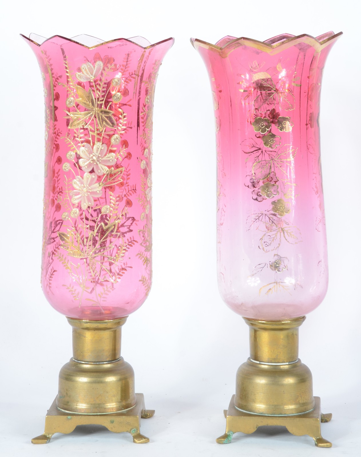 Par de castiçais de metal dourado baixos com mangas de cristal rosa... - foto 2 de 5