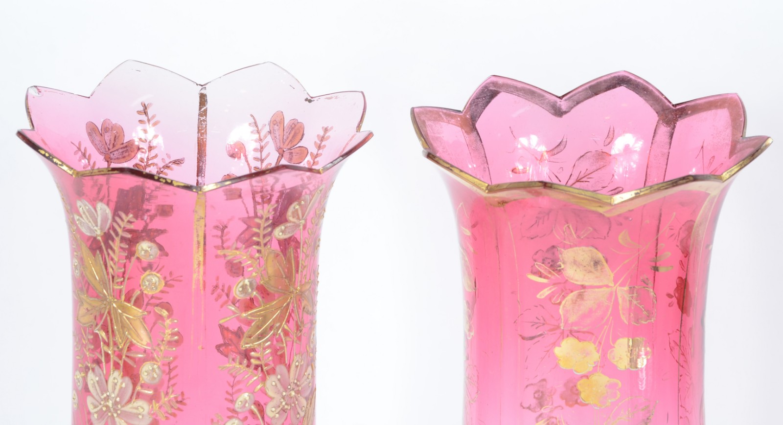Par de castiçais de metal dourado baixos com mangas de cristal rosa... - foto 3 de 5