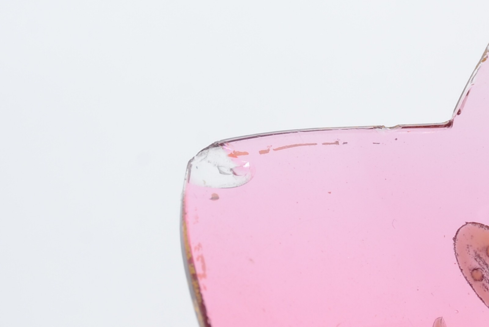 Par de castiçais de metal dourado baixos com mangas de cristal rosa... - foto 4 de 5