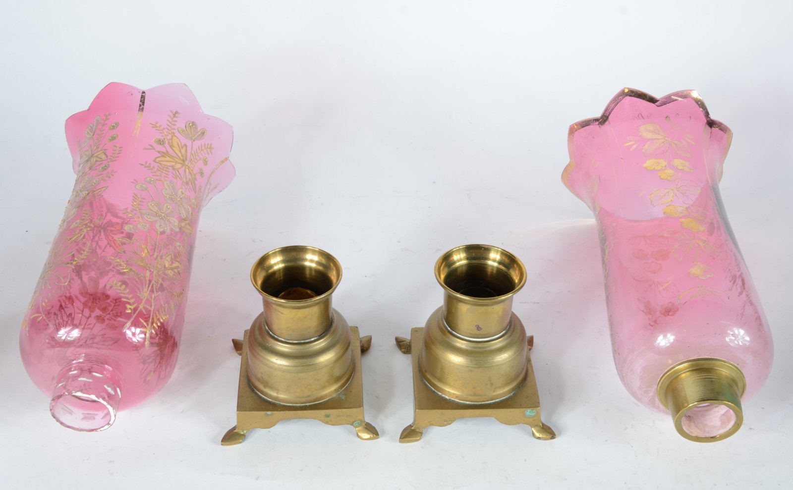 Par de castiçais de metal dourado baixos com mangas de cristal rosa... - foto 5 de 5