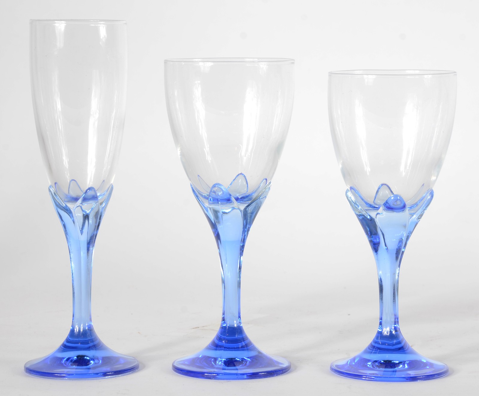 Serviço de copos vidro azul de pé alto, composto de: 12 flutes para... - foto 2 de 4