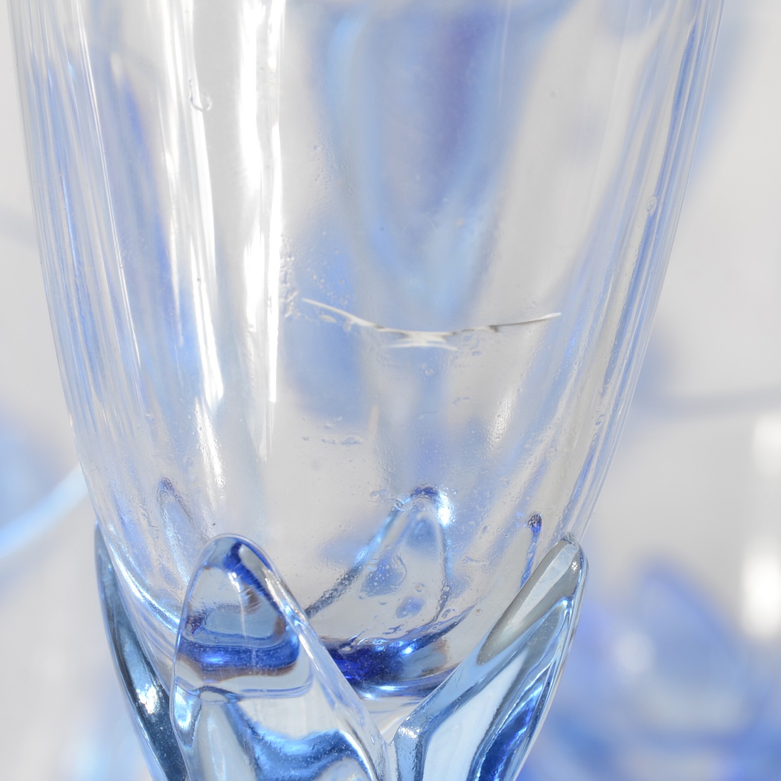 Serviço de copos vidro azul de pé alto, composto de: 12 flutes para... - foto 3 de 4