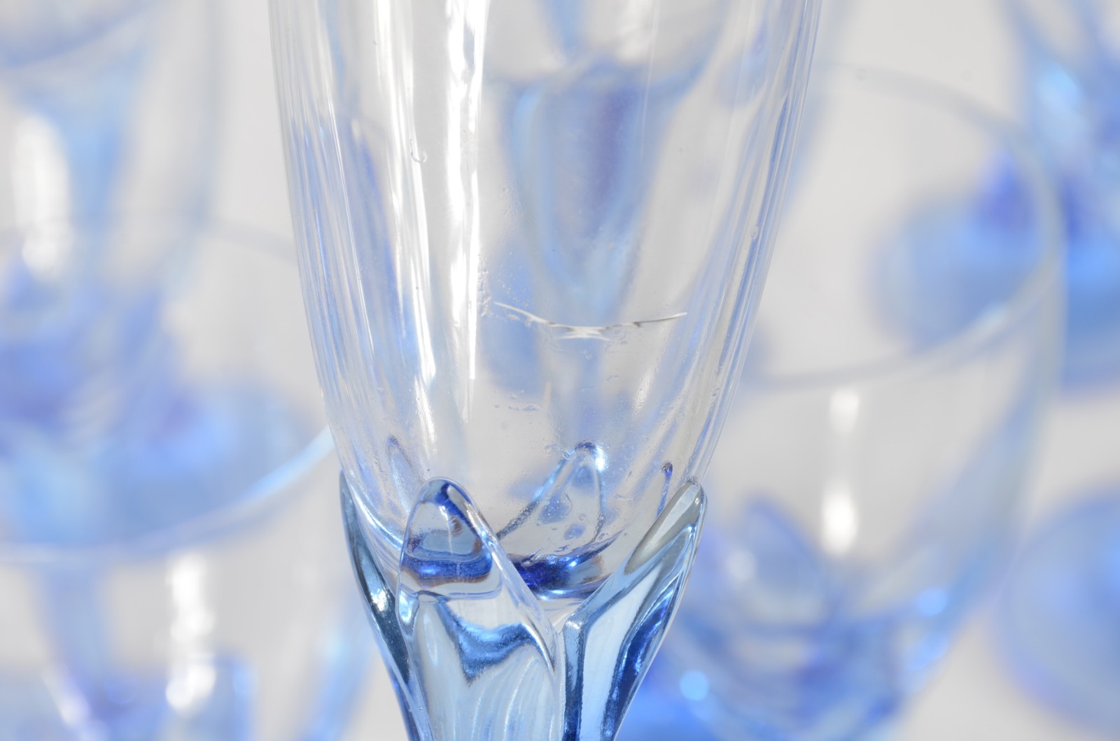 Serviço de copos vidro azul de pé alto, composto de: 12 flutes para... - foto 4 de 4