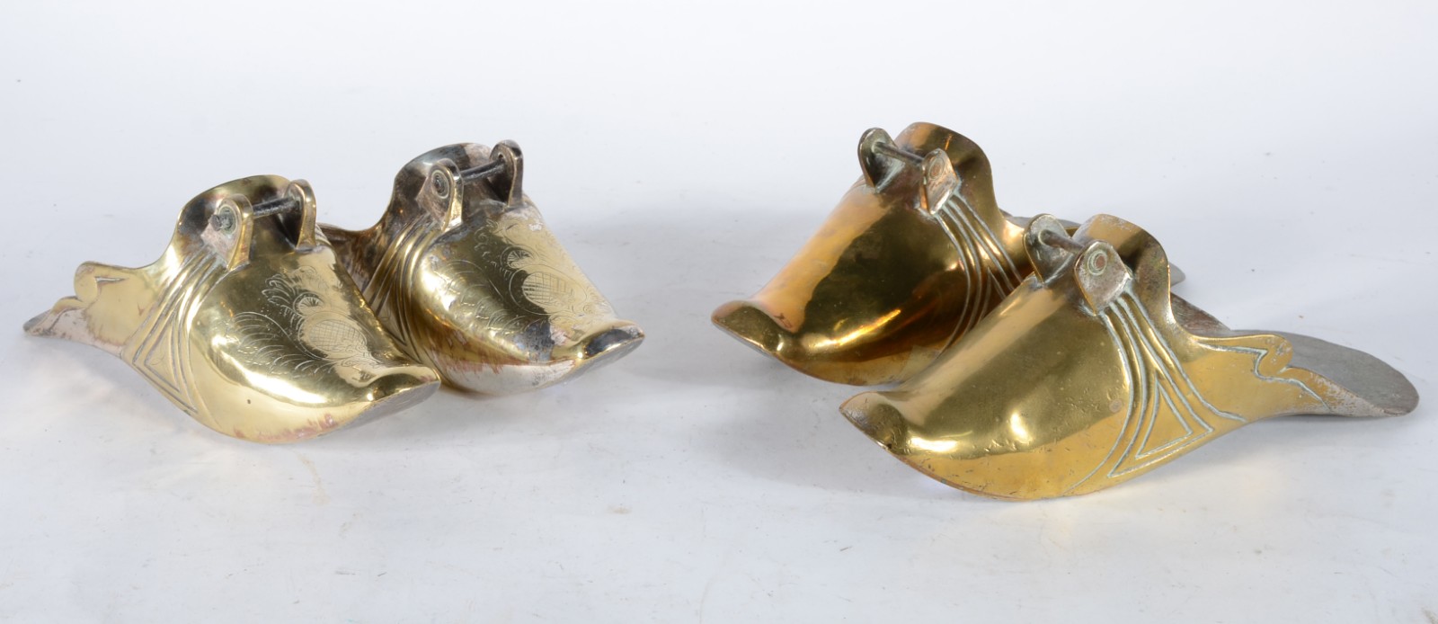 Conjunto com 4 sapatas floreiras de metal. - foto 1 de 3