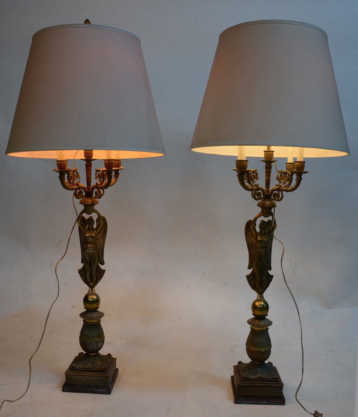 Par de abatjoures para 4 luzes cada de metal dourado com figuras... - foto 3 de 9