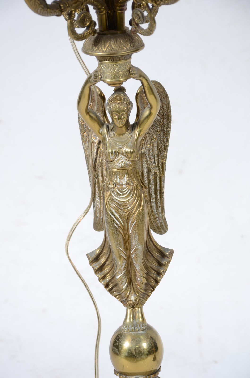 Par de abatjoures para 4 luzes cada de metal dourado com figuras... - foto 4 de 9