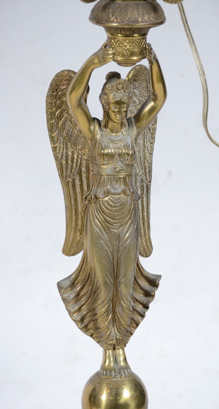 Par de abatjoures para 4 luzes cada de metal dourado com figuras... - foto 5 de 9