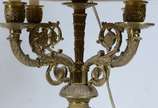 Par de abatjoures para 4 luzes cada de metal do... - Par de abatjoures para 4 luzes cada de metal dourado com figuras aladas com cúpulas.