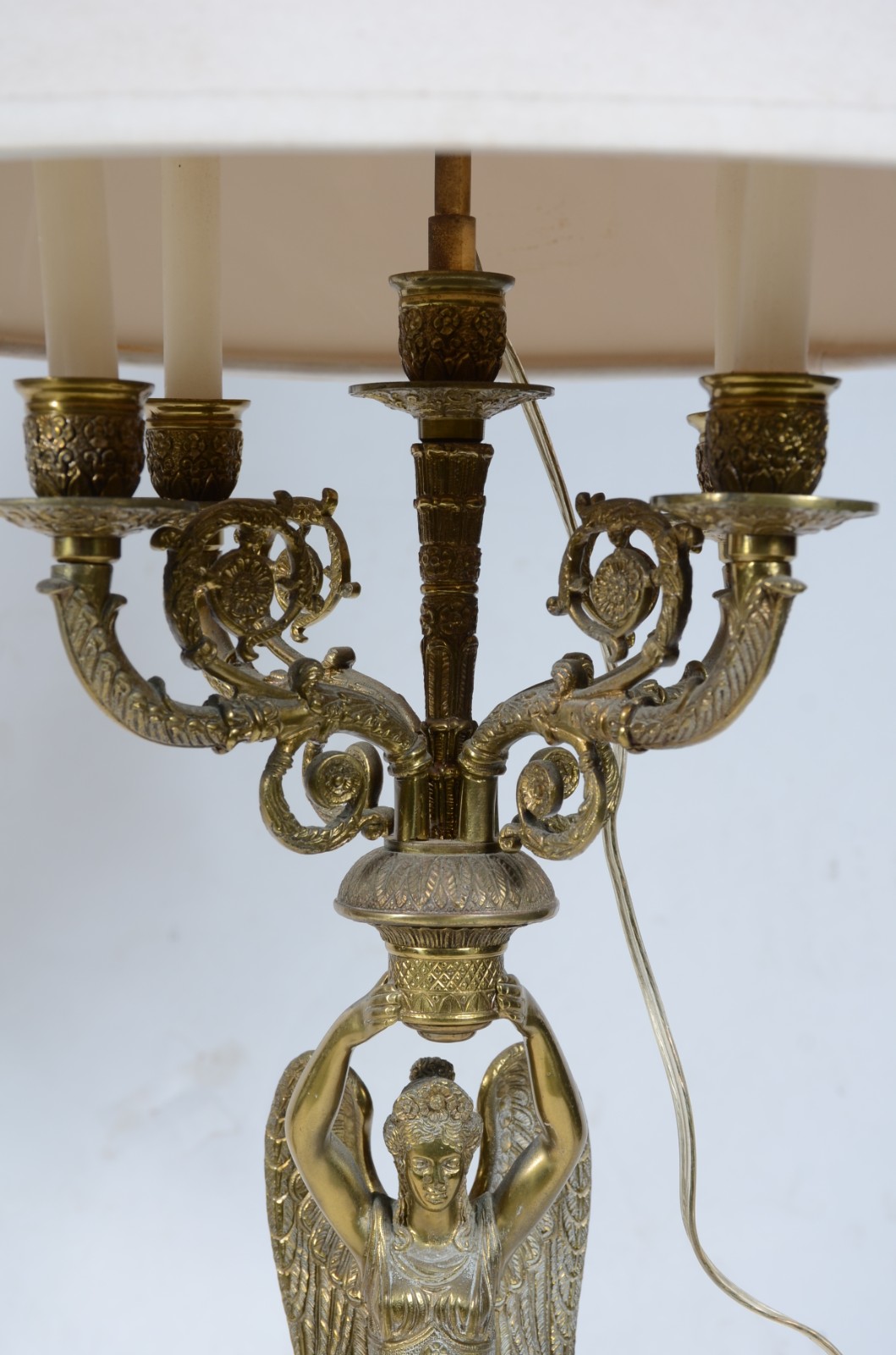 Par de abatjoures para 4 luzes cada de metal dourado com figuras... - foto 7 de 9