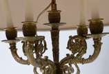 Par de abatjoures para 4 luzes cada de metal do... - Par de abatjoures para 4 luzes cada de metal dourado com figuras aladas com cúpulas.