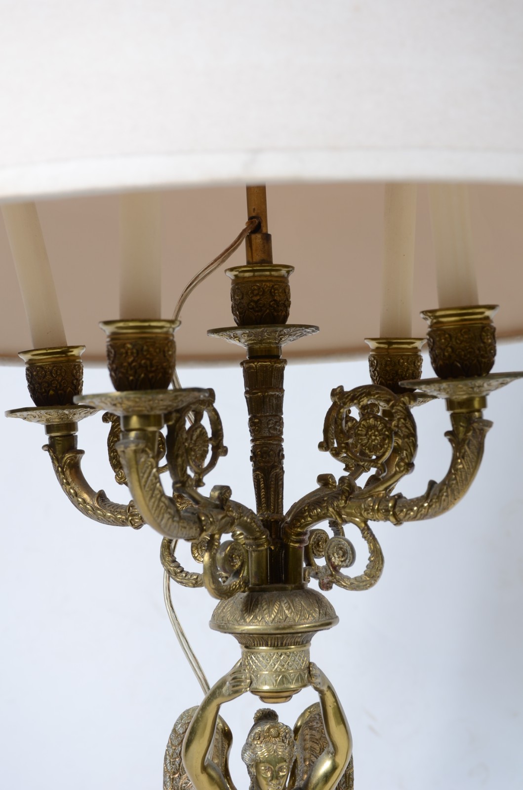Par de abatjoures para 4 luzes cada de metal dourado com figuras... - foto 8 de 9