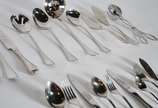 Meridional,  - Faqueiro de aço inox, composto de: 12 garfos, 12 colheres, 12 facas grandes; 11 garfos, 12 colheres, 12 facas de sobremesa, 12 garfos, 12 facas para p