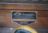 Victor Talking Machine Company,  - Vitrola a manivela em móvel de madeira nobre, parte inferior para guardar discos.
