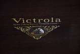 Victor Talking Machine Company,  - Vitrola a manivela em móvel de madeira nobre, parte inferior para guardar discos.