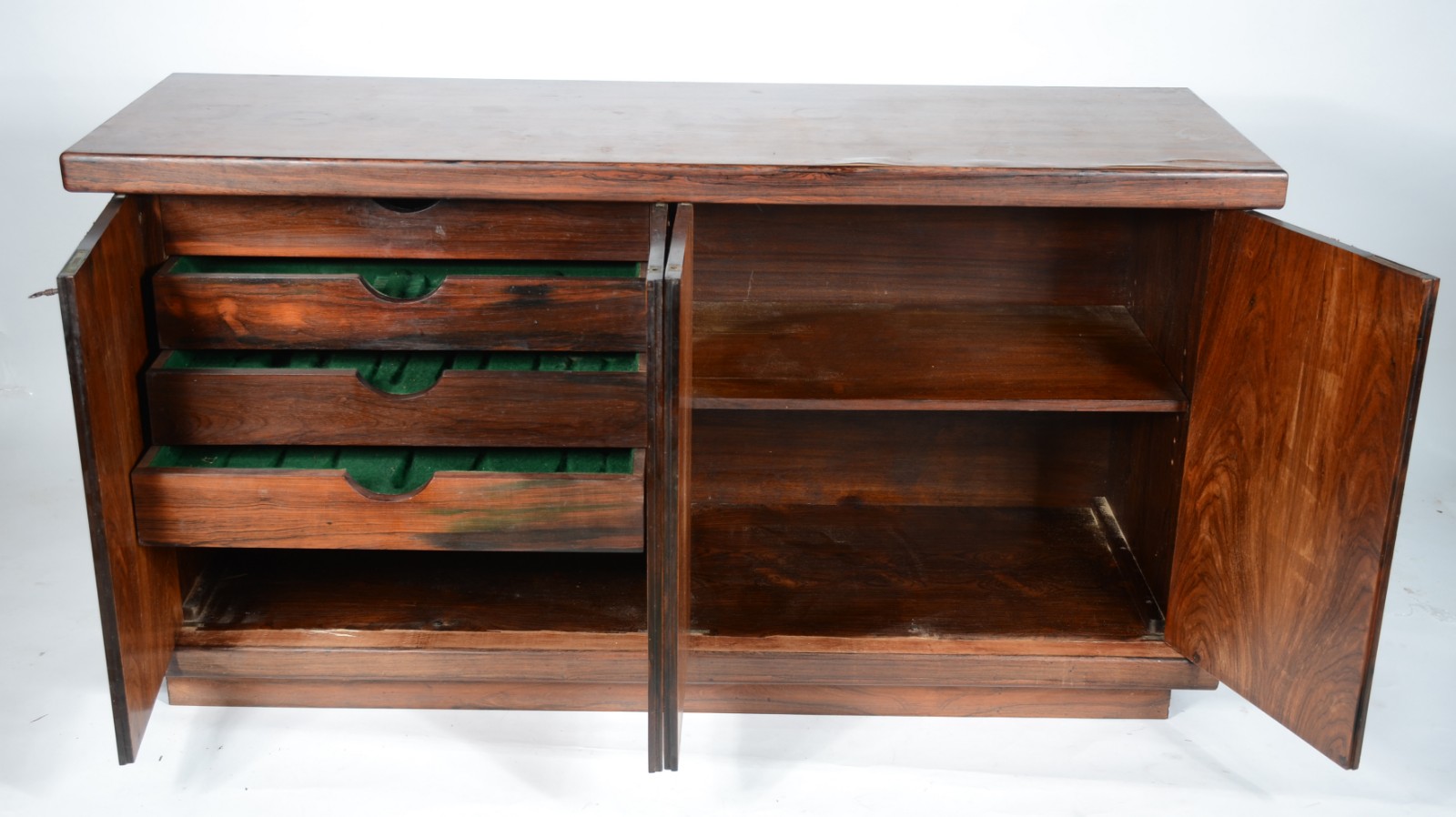 Buffet de madeira folheada de jacarandá, quatro portas com gavetas e... - foto 3 de 10