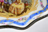 Caixa de porcelana Francesa na cor branca , tam... - Caixa de porcelana Francesa na cor branca , tampa decorada com cena romântica em policromia ( restaurada) , borda recortada com arremates de bro...