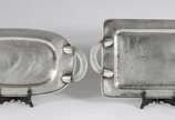 Franco Lapini (1963),  - Duas travessas italianas de silver plate com alças de cristal, sendo uma no feitio oval e outra retangular. Pequenos desgastes. Assinada e datada de 1
