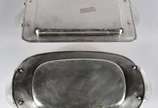 Franco Lapini (1963),  - Duas travessas italianas de silver plate com alças de cristal, sendo uma no feitio oval e outra retangular. Pequenos desgastes. Assinada e datada de 1