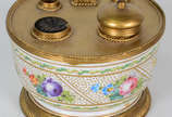 Tinteiro de porcelana de Sévres  , decoração fl... - Tinteiro de porcelana de Sévres  , decoração floral em policromia, base e guarnições de metal dourado.