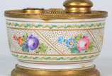Tinteiro de porcelana de Sévres  , decoração fl... - Tinteiro de porcelana de Sévres  , decoração floral em policromia, base e guarnições de metal dourado.