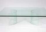 Mesa de centro de vidro com duas bases em semi ... - Mesa de centro de vidro com duas bases em semi círculos.