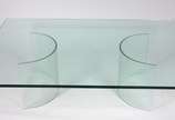 Mesa de centro de vidro com duas bases em semi ... - Mesa de centro de vidro com duas bases em semi círculos.