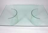 Mesa de centro de vidro com duas bases em semi ... - Mesa de centro de vidro com duas bases em semi círculos.