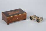 Duas peças diversas, sendo: caixa de música de ... - Duas peças diversas, sendo: caixa de música de madeira e binóculo pra teatro com detalhes em madrepérola.