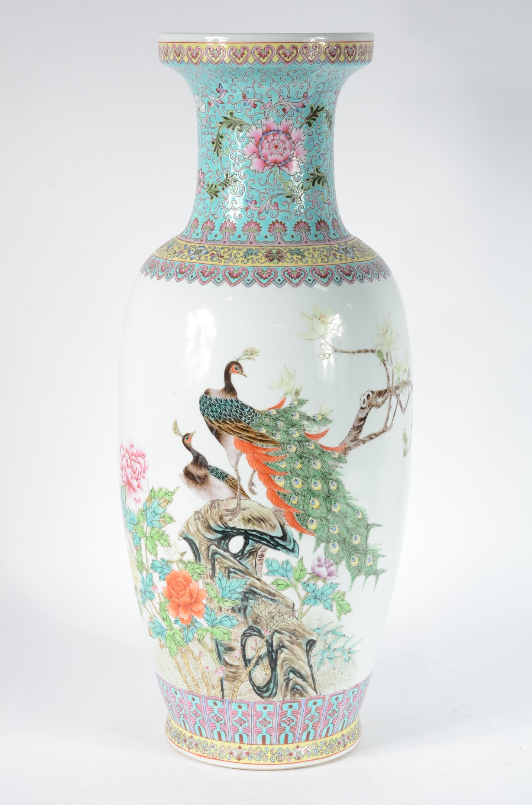 Vaso de porcelana oriental, fundo branco com faisões e flores em... - foto 1 de 6