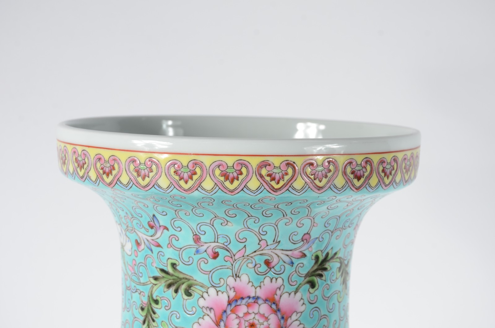 Vaso de porcelana oriental, fundo branco com faisões e flores em... - foto 2 de 6