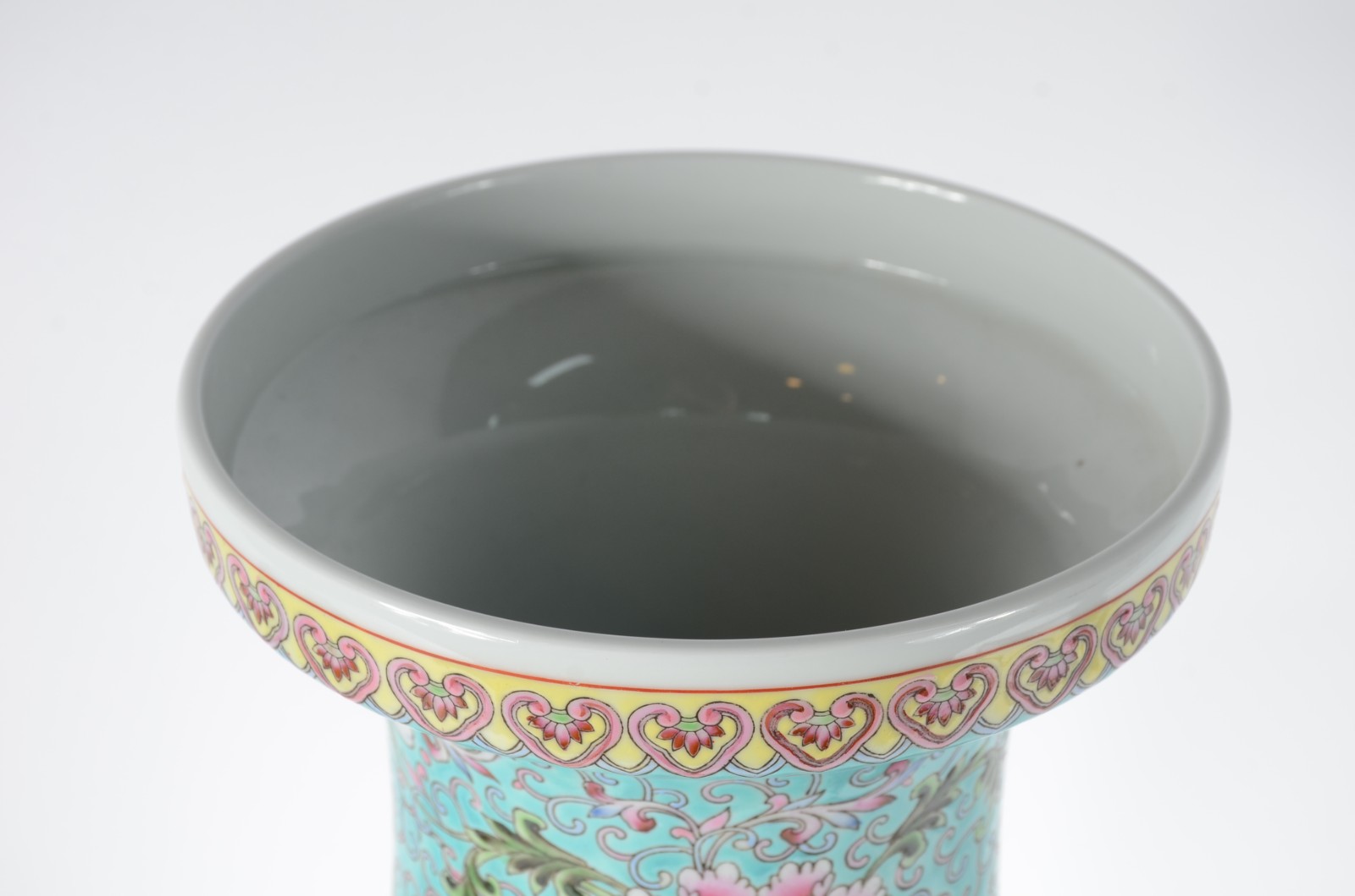 Vaso de porcelana oriental, fundo branco com faisões e flores em... - foto 3 de 6