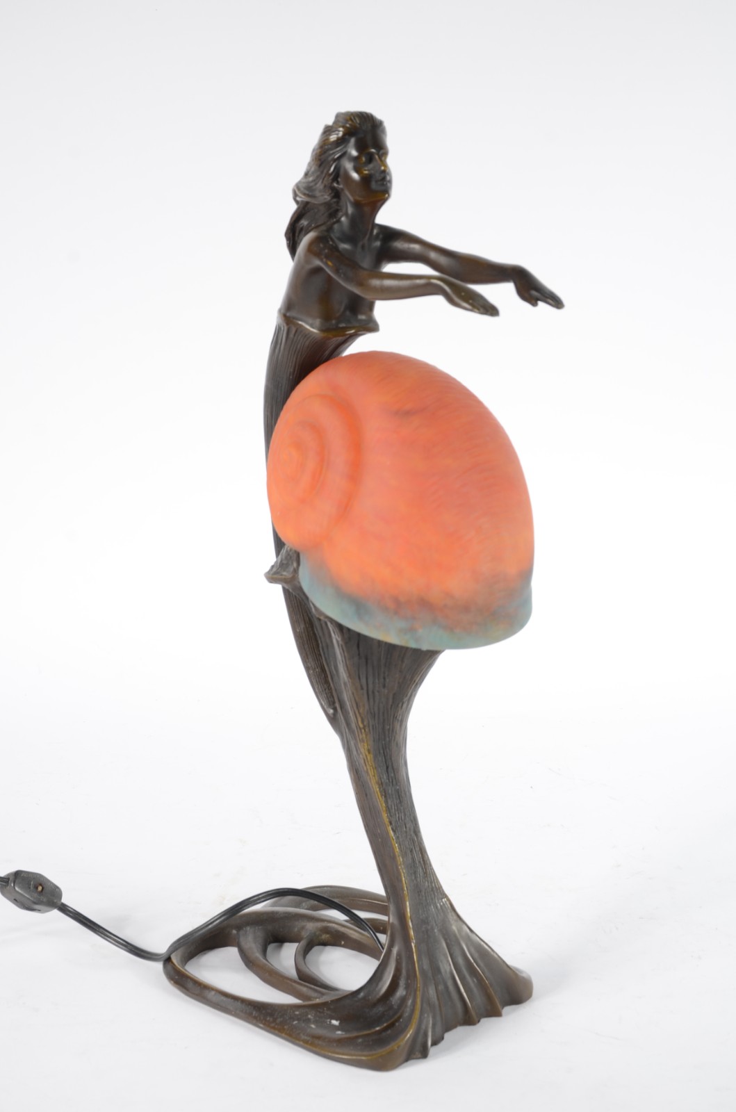 Luminária com figura feminina com cúpula de pasta de vidro na forma... - foto 1 de 7