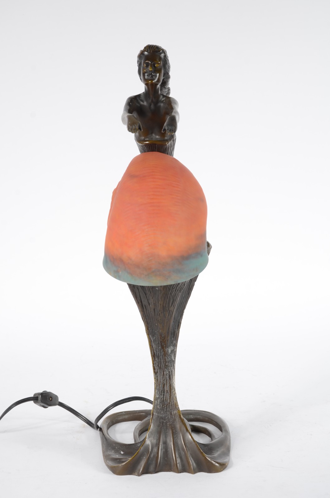 Luminária com figura feminina com cúpula de pasta de vidro na forma... - foto 2 de 7