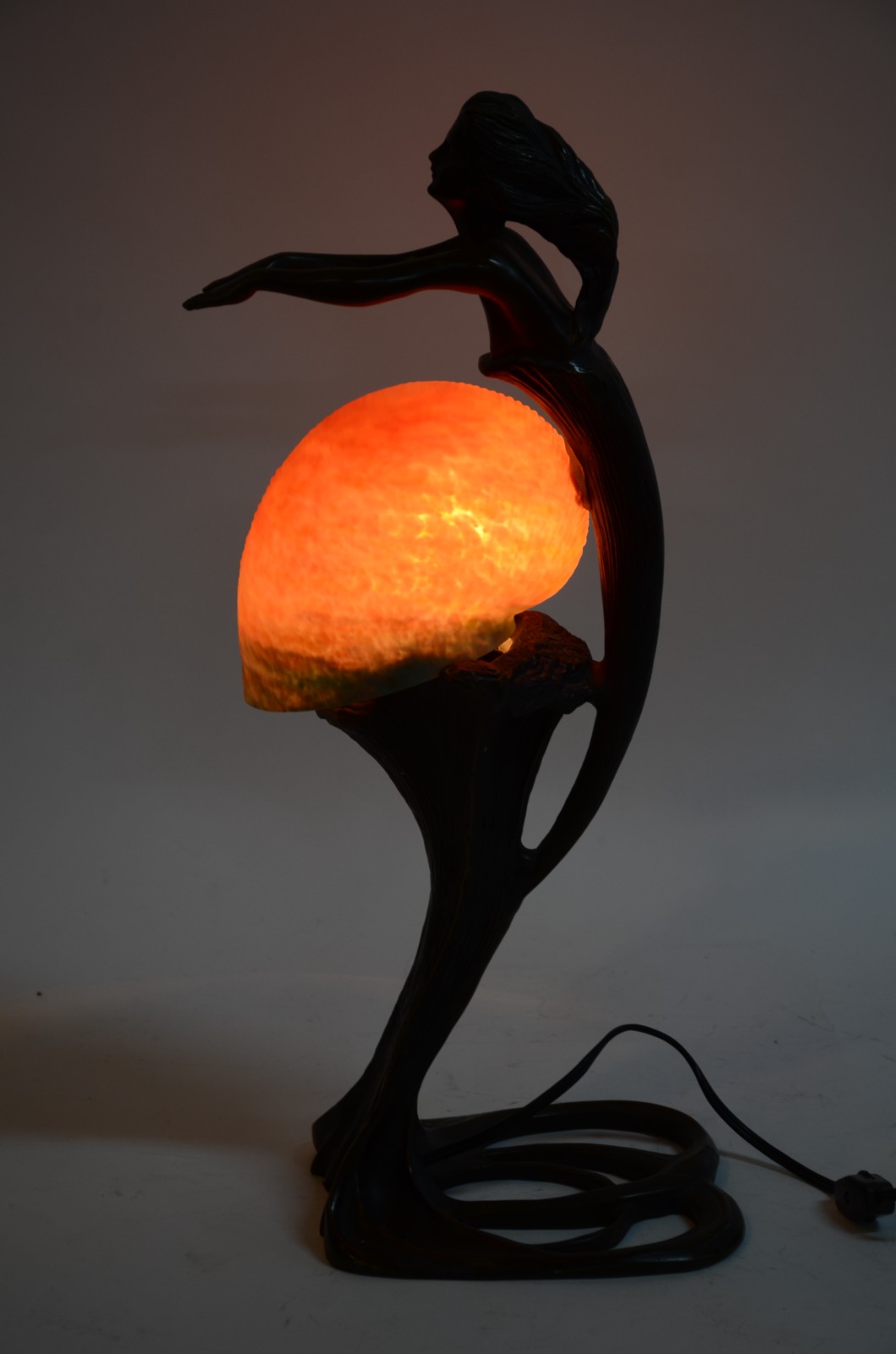 Luminária com figura feminina com cúpula de pasta de vidro na forma... - foto 5 de 7