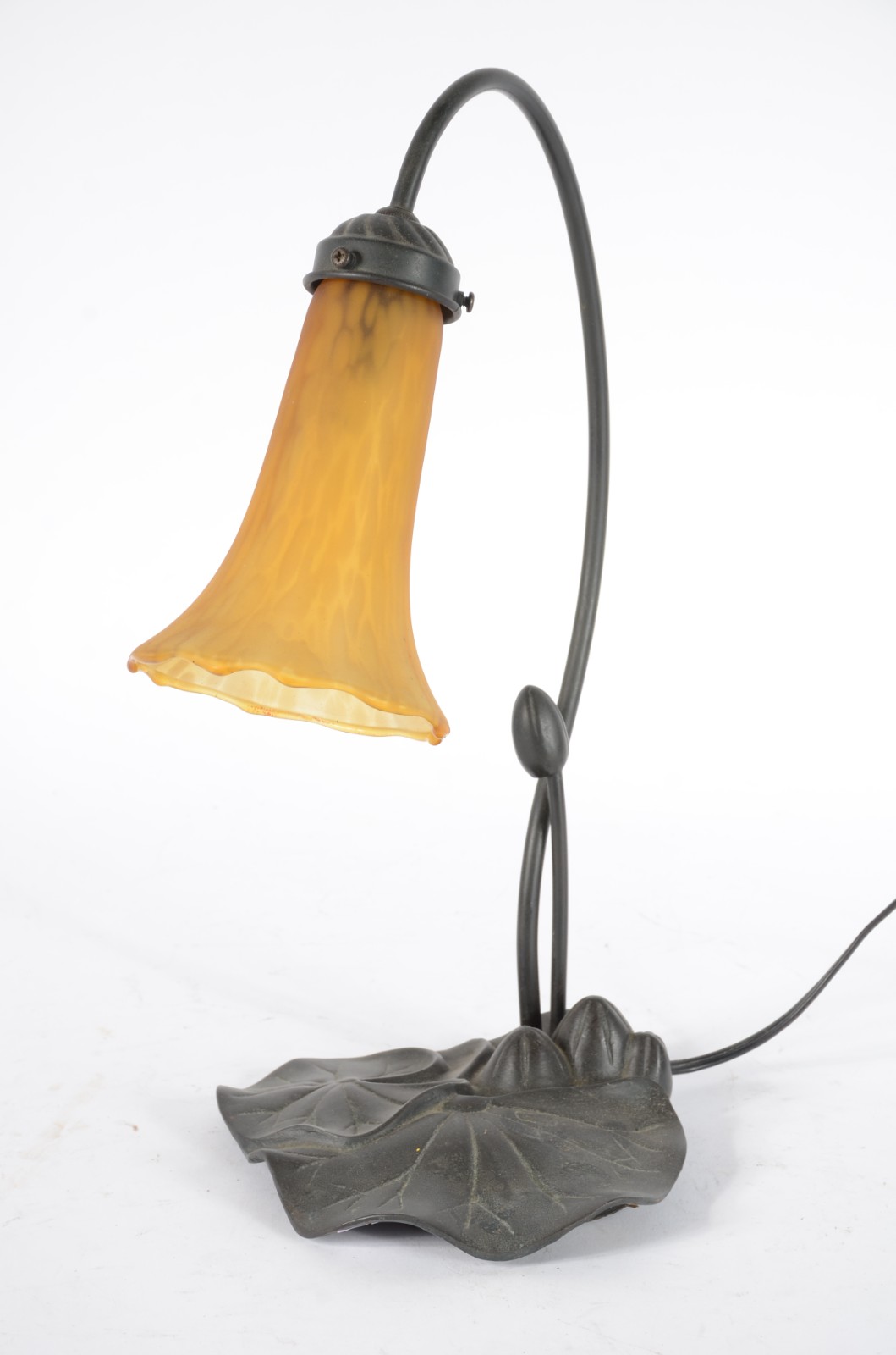 Luminária de bronze, estilo Art Noveau com cúpula de pasta de vidro. - foto 1 de 6