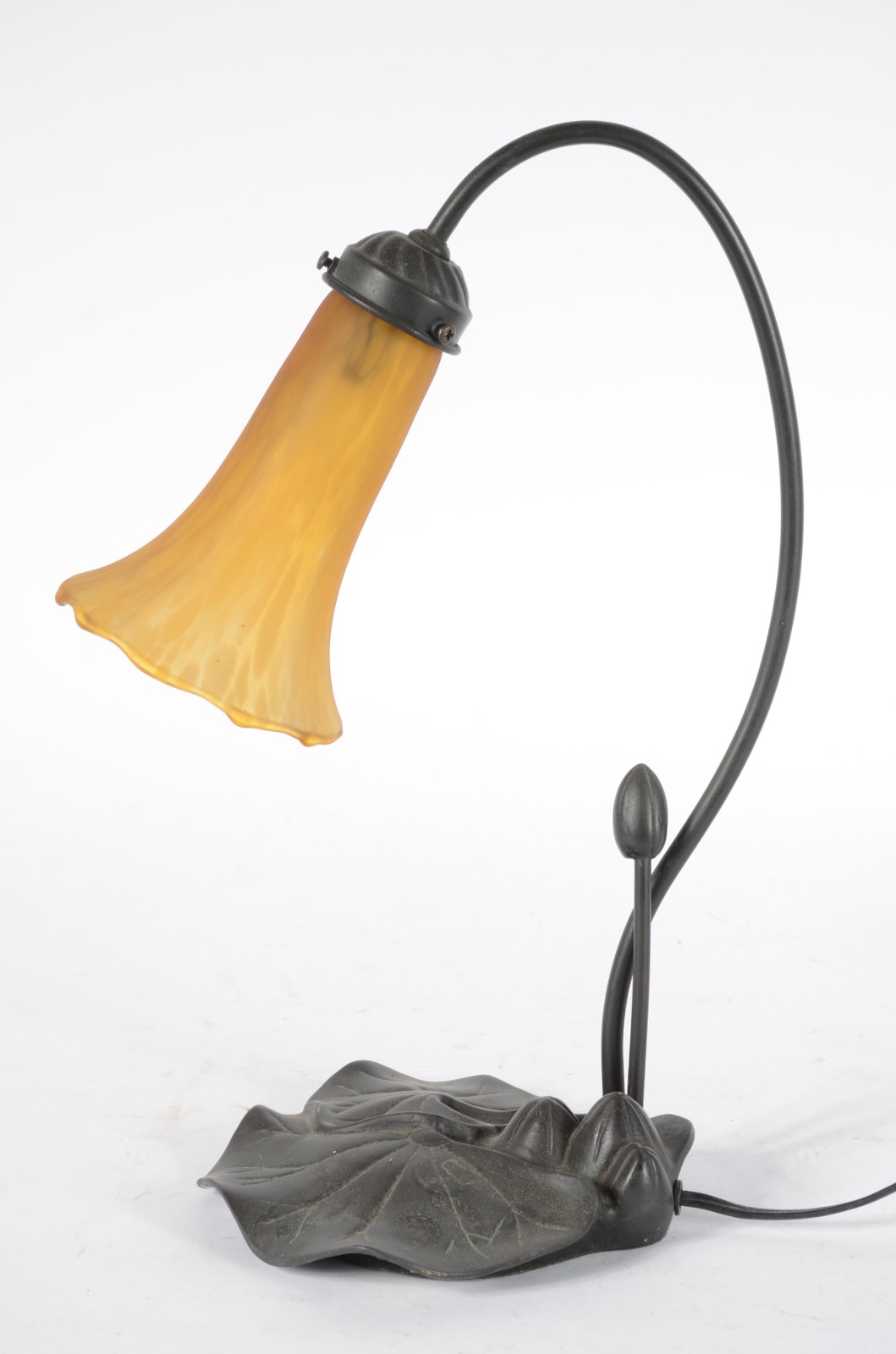 Luminária de bronze, estilo Art Noveau com cúpula de pasta de vidro. - foto 2 de 6