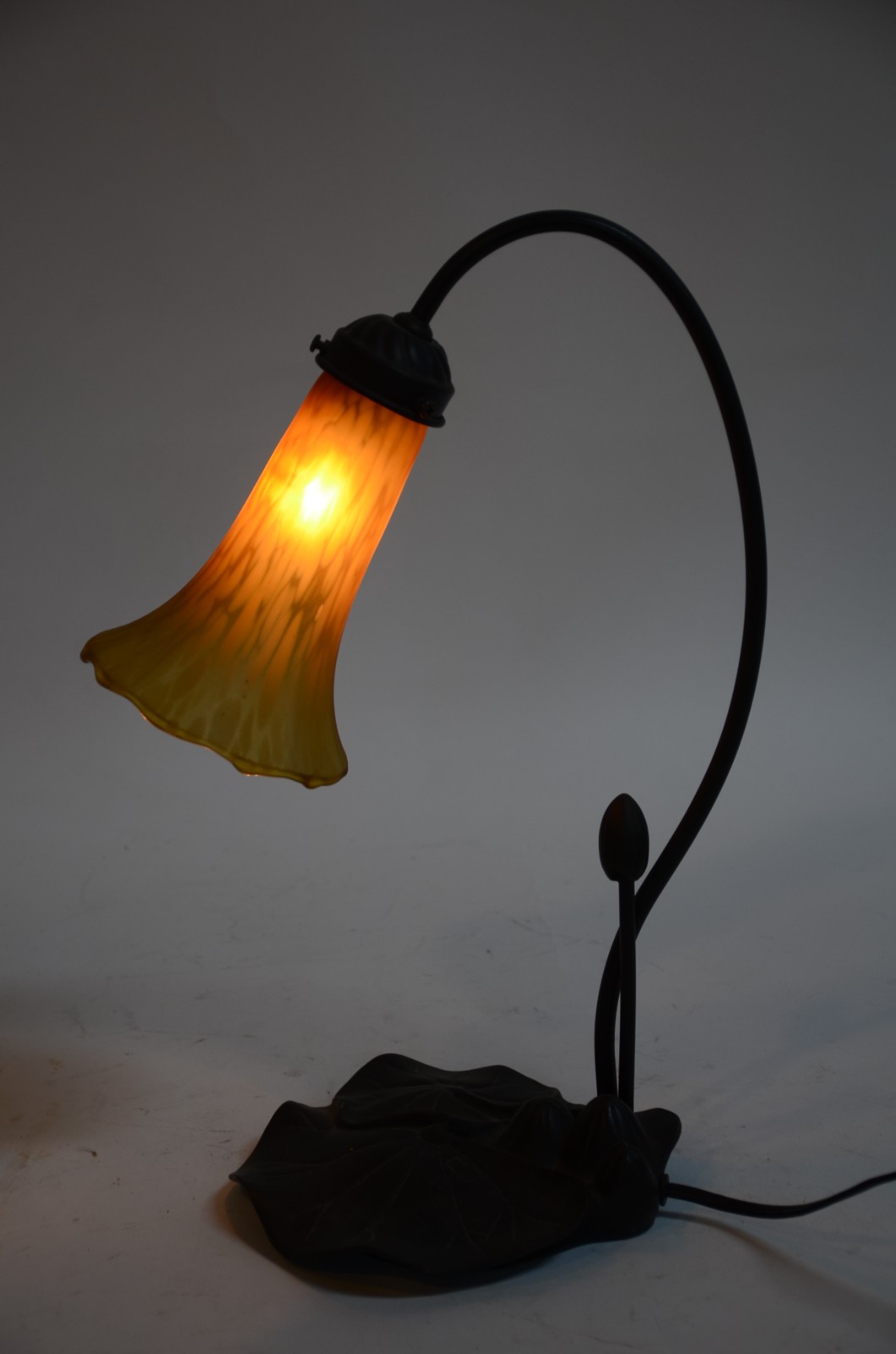 Luminária de bronze, estilo Art Noveau com cúpula de pasta de vidro. - foto 6 de 6