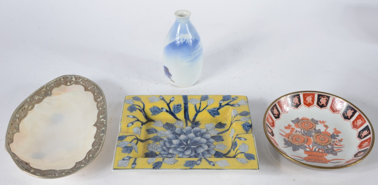 Diversas peças, sendo: bowl, cinzeiro, jarrinha de porcelana, concha... - foto 1 de 7