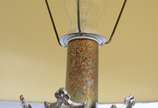 Par de tocheiros de metal prateado com detalhes... - Par de tocheiros de metal prateado com detalhes vazados, cúpulas na cor bege. Desgastes.