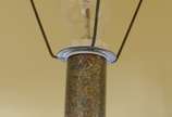 Par de tocheiros de metal prateado com detalhes... - Par de tocheiros de metal prateado com detalhes vazados, cúpulas na cor bege. Desgastes.