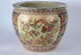 Cachepot de porcelana oriental decorado com pás... - Cachepot de porcelana oriental decorado com pássaros e flores em policromia (fio de cabelo na parte interna).