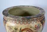 Cachepot de porcelana oriental decorado com pás... - Cachepot de porcelana oriental decorado com pássaros e flores em policromia (fio de cabelo na parte interna).